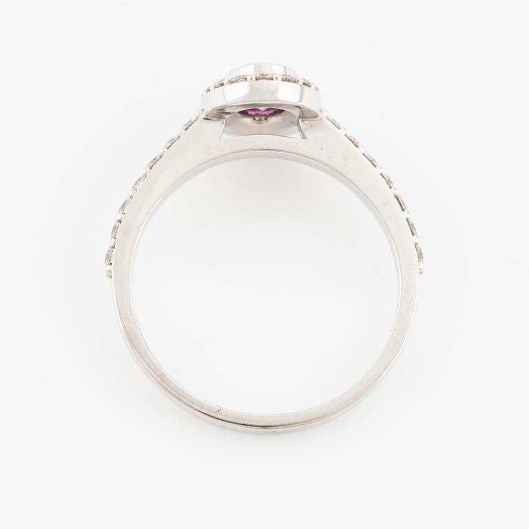 Ring in 14K gold with a pink faceted sapphire and round brilliant-cut diamonds.