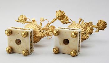 KANDELABRAR, förgylld brons och marmor, Louis Seizestil, 1800-tal.