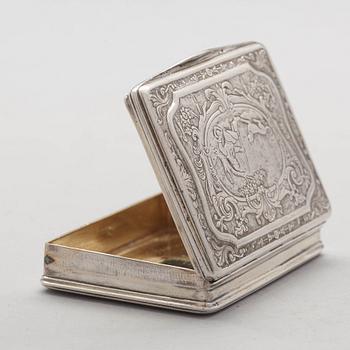 Snusdosa, otydliga stämplar, silver, Frankrike 1700-talets förra hälft, senbarock.