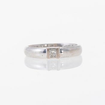 RING, 18K vitguld, prinsesslipad diamant. Kultajousi, Helsingfors 2006. Vikt ca 3,3 g.