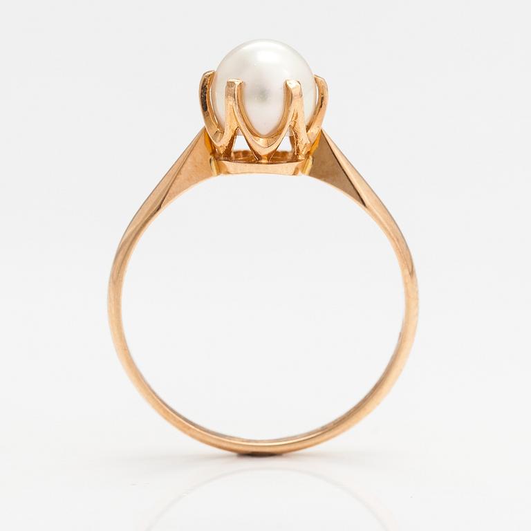 A 14K gold ring with a cultured pearl. Kultakeskus, Hämeenlinna 1982.