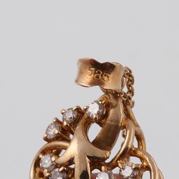 HÄNGE MED KEDJA, 14 samt 18K guld med 7 briljantslipade diamanter ca 0.21 ct samt grön sten. Vikt 8,8 gram.