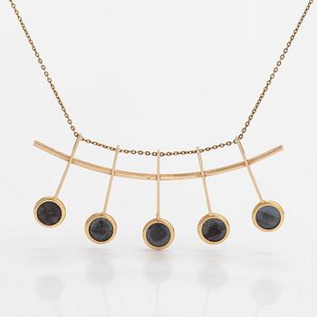Halsband, 14K guld och hematiter. Alppikulta Oy Helsingfors 1961.