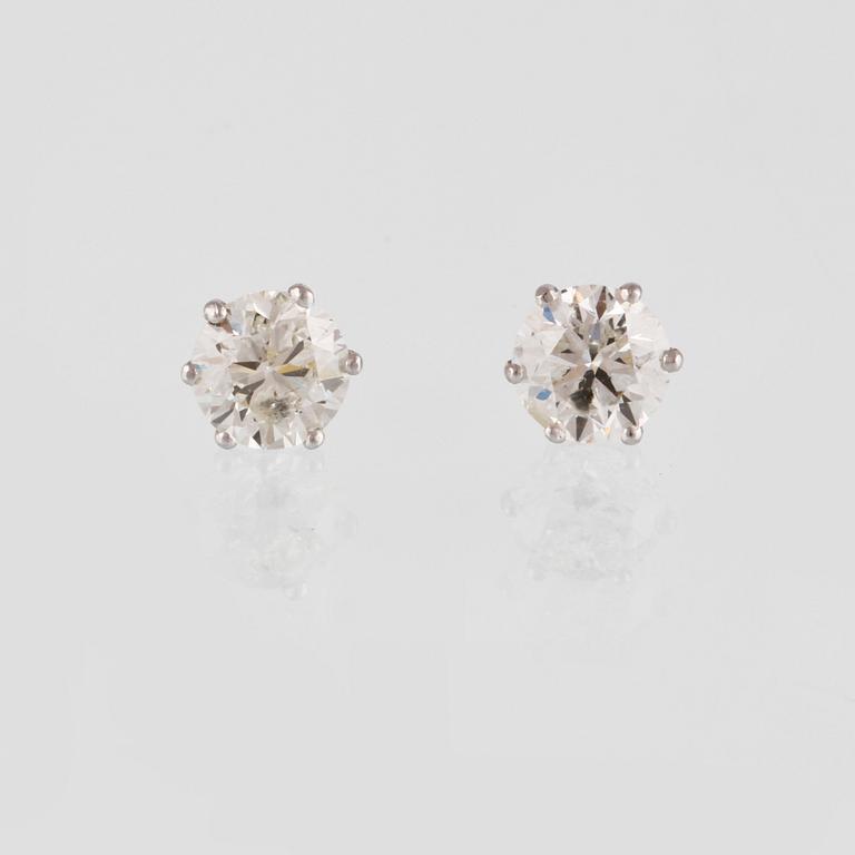 ÖRHÄNGEN, 18K vitguld med briljantslipade diamanter ca 2.05 ct. Vikt 2,2 gram.