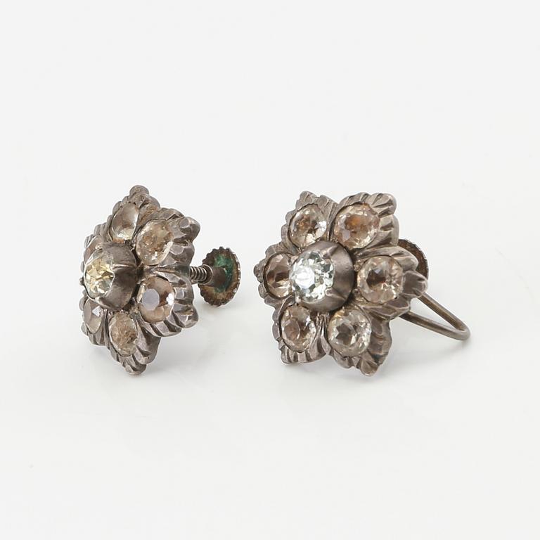 Ring and a pair of earrings in silver with faceted topazes and paste, circa 1900.