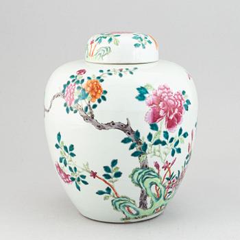 A large famille rose jar with cover, Qing dynasty, 19th century.