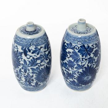 A pair of blue and white 'Genever' bottles, Qing dynasty, Kangxi (1662-1722).