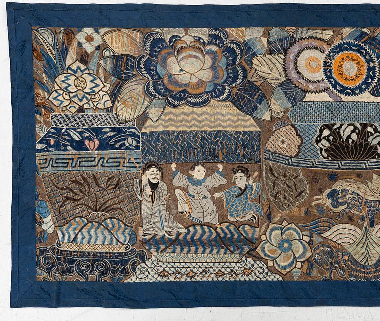 Antikt kinesiskt sidenbroderi, sen Qingdynasti, ca 300 x 88 cm.