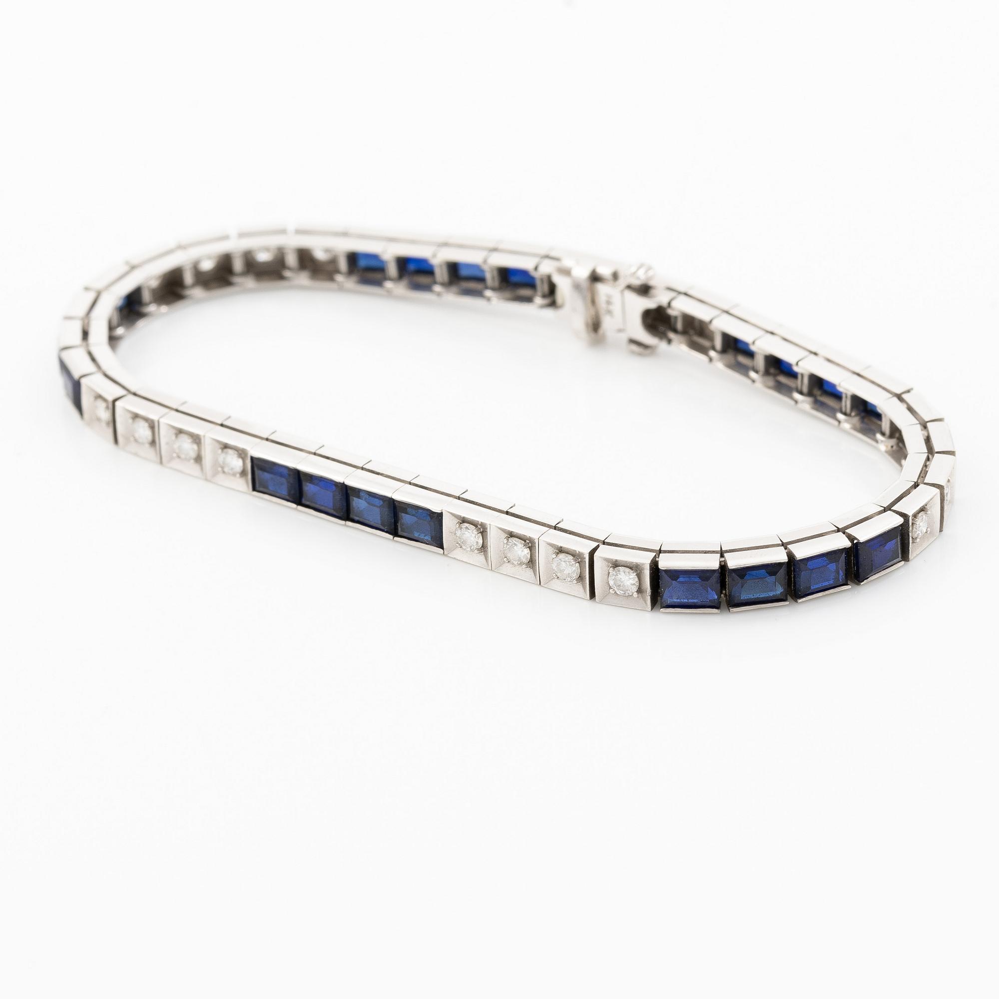 Arm bracelet, 14K white gold with sapphires and brilliant-cut diamonds.