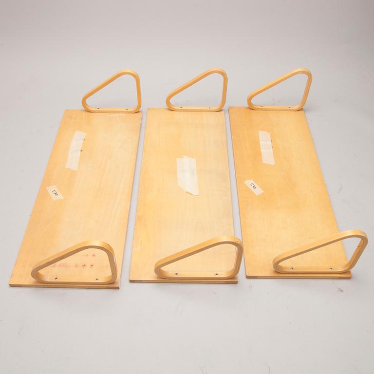 HYLLOR, 3 st, modell 112A, Alvar Aalto, Artek, 1900-talets sista kvartal. Modellen formgiven 1936.