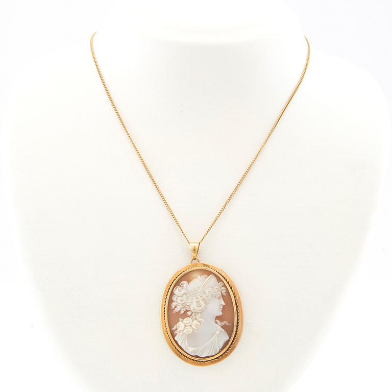 Necklace 18K gold set with a carved shell cameo, Stockholm 1920.