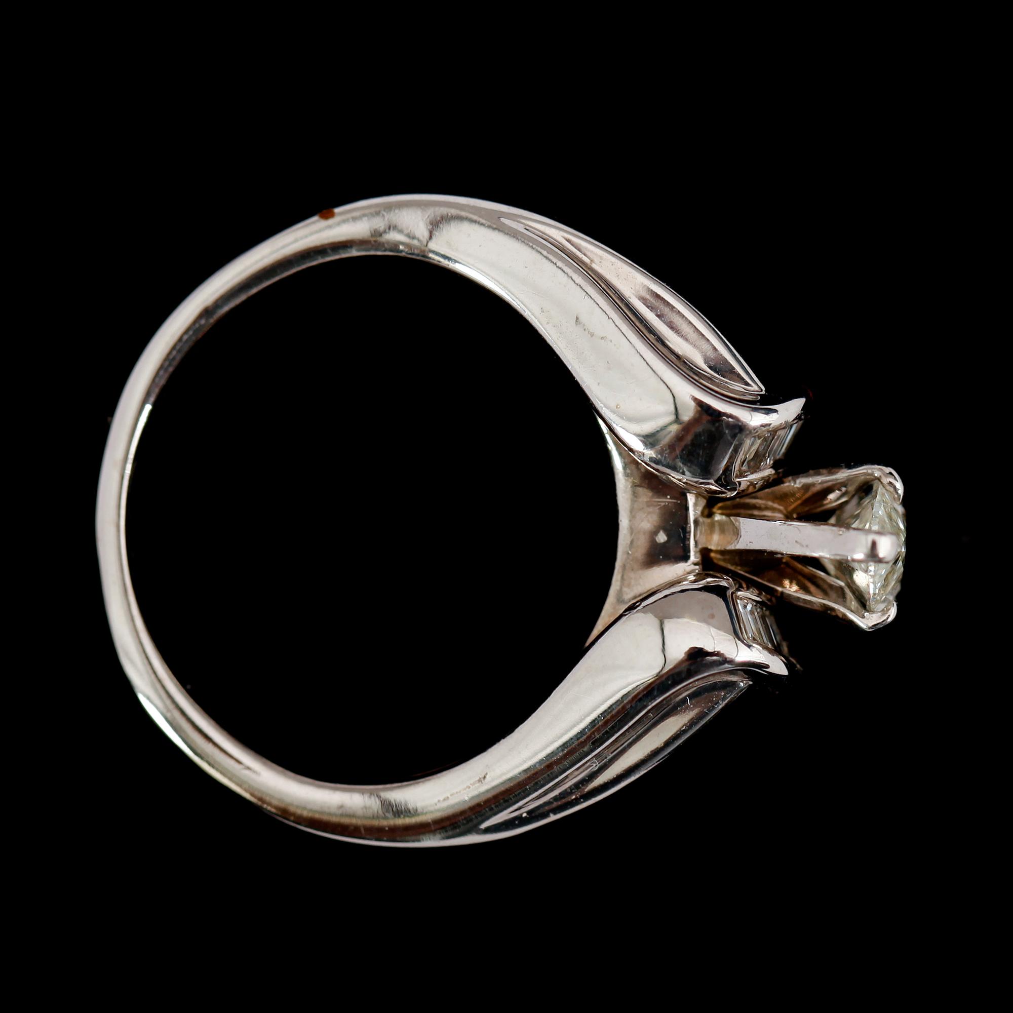 RING, 14 k vitguld, diamanter tot ca 2.0 ct.