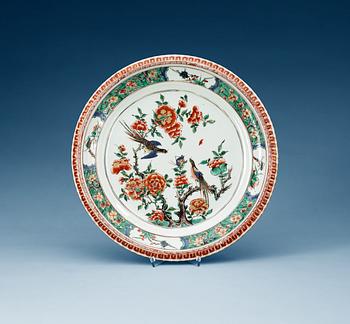 1381. A famille vert 'pie-crust' charger. Qing dynasty, Kangxi (1662-1722).