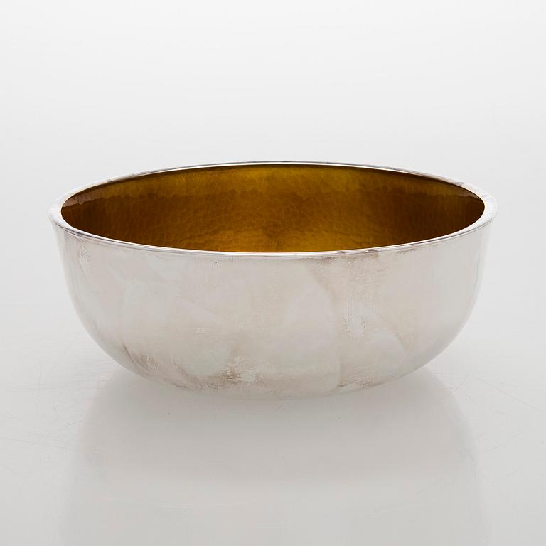 A. Tillander, skål, sterlingsilver och emalj. Helsingfors 2005.