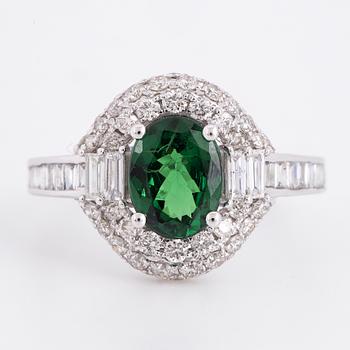 RING, med tsavorit, baguette och briljantslipade diamanter.