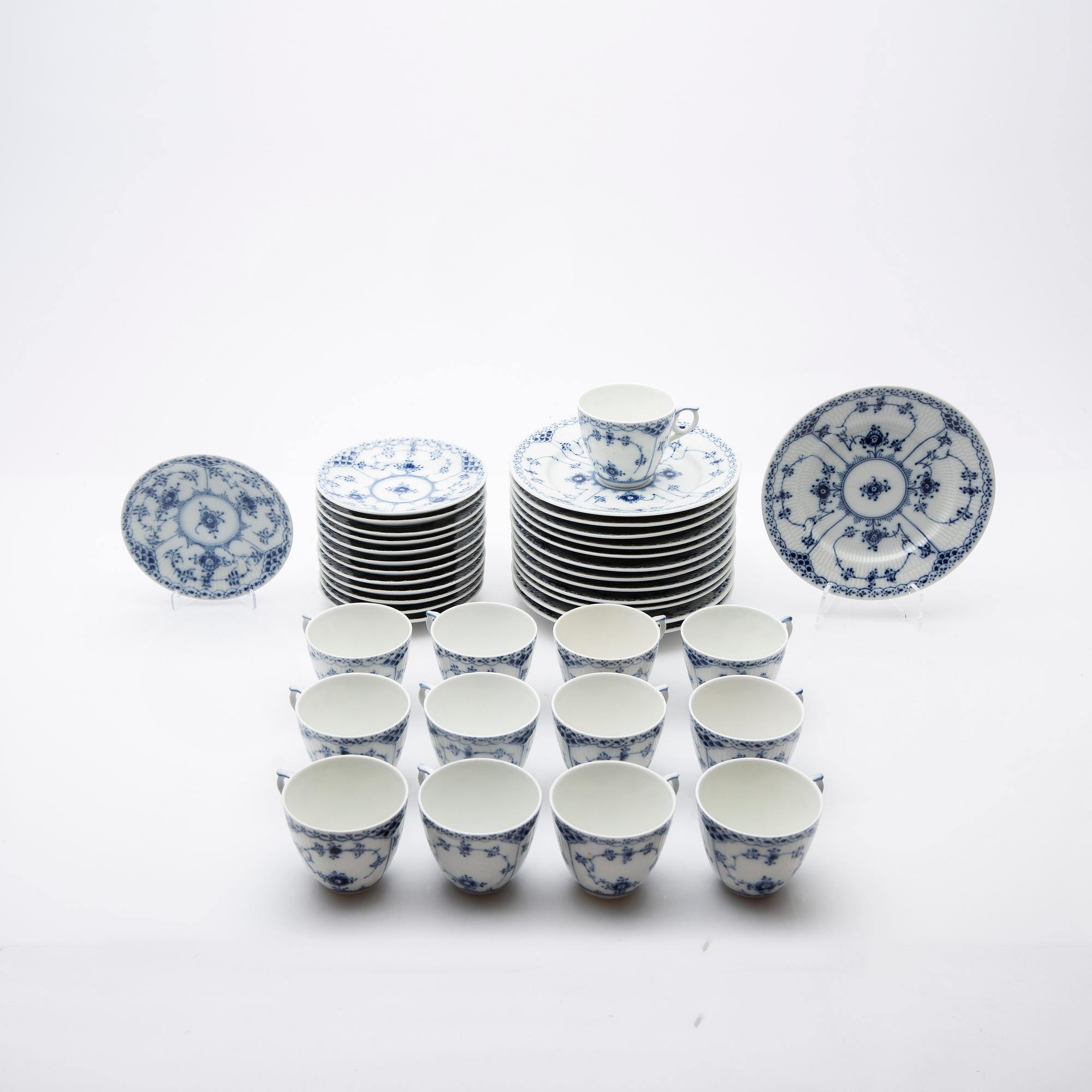 Royal Copenhagen, servisdelar, 26 delar, porslin, "Musselmalet", Danmark.