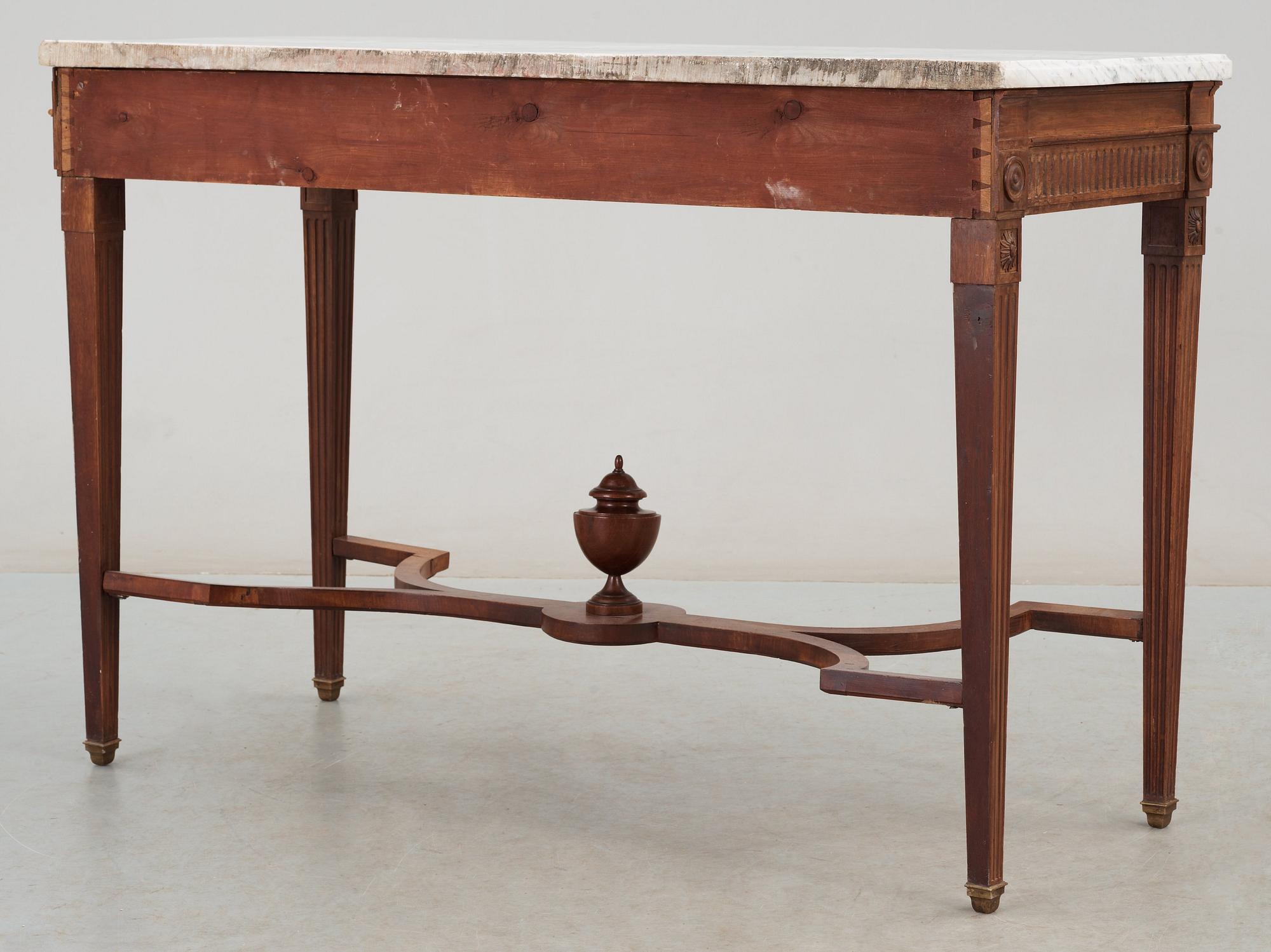 KONSOLBORD. Sengustavianskt stockholmsarbete, 1700-talets slut.
