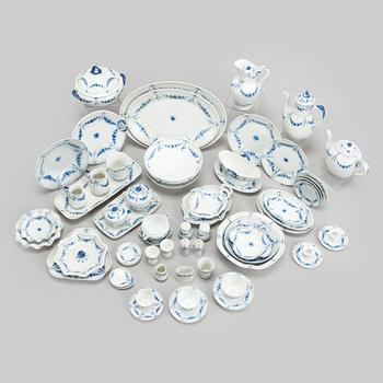 Harriet Bing, astiasto, 110 osaa, "Empire" posliini,  ja pöytäliina, Bing & Grøndahl Tanska.