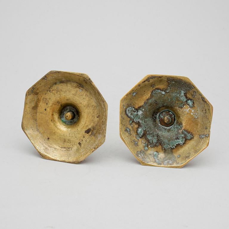 LJUSSTAKAR, 2 st snarlika, mässing, barock 1700-tal.
