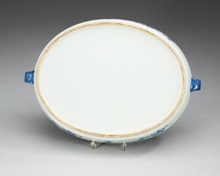 A blue and white hot-water charger. Qing dynasty, Jiaqing (1796-1820).