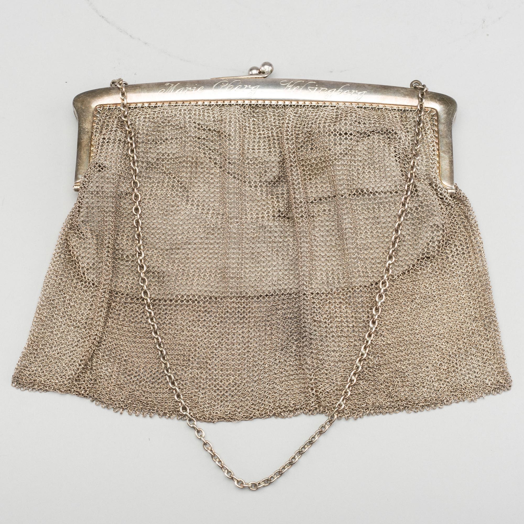 A SILVER EWENING BAG.