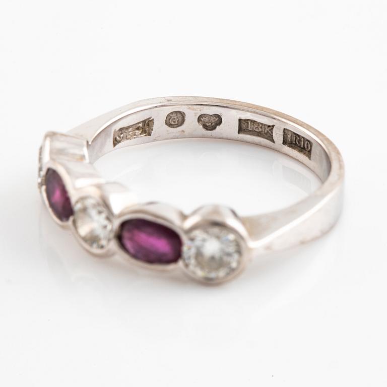 Ring, vitguld med briljantslipade diamanter och rubiner.
