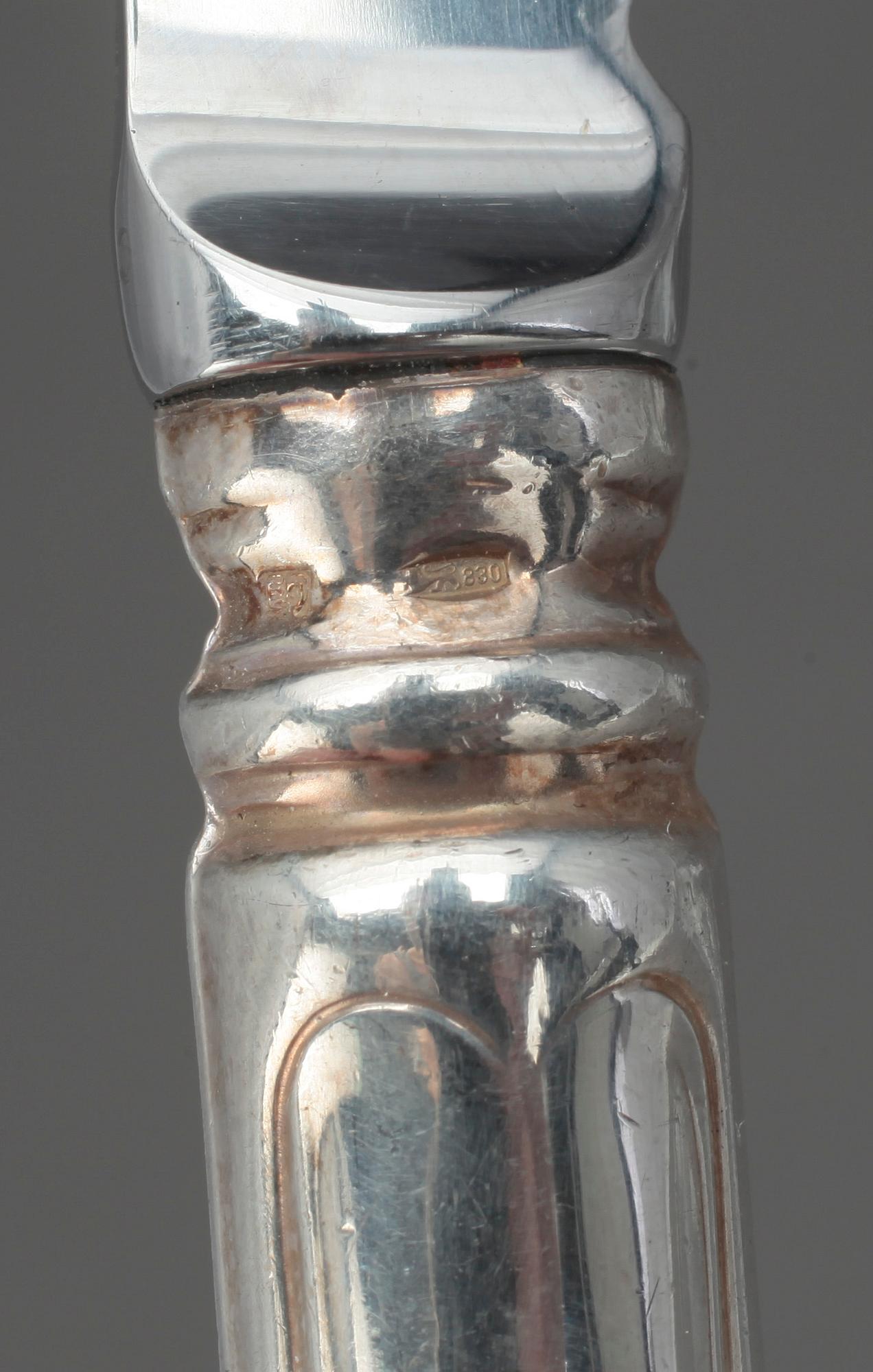 BORDSKNIVAR, 8 st, silver, gammalfransk modell, 1900-talets senare del. 735 gram inkl rostfria blad.