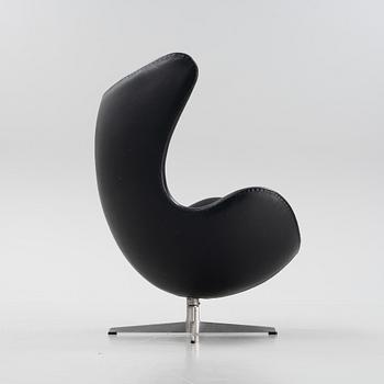 Arne Jacobsen, a black leather 'Egg' lounge chair from Fritz Hansen, Denmark.