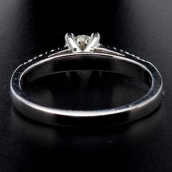 RING, vitguld 18K, briljantslipade diamanter, mittsten 0,30 ct, sidostenar tot. 0,16 ct. Vikt 5,1 g. Intyg.