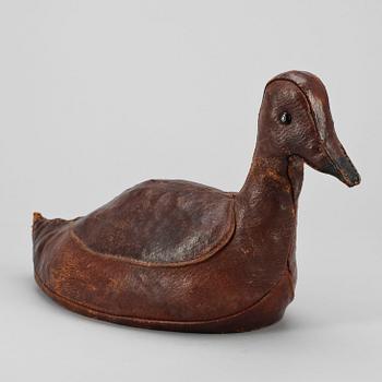 DÖRRSTOPP, läder, 1900-talets andra hälft.
