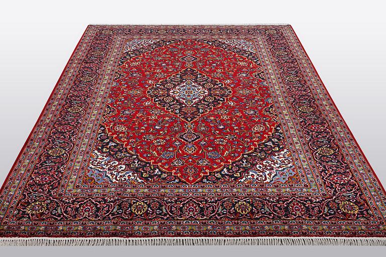 A carpet, Kashan, ca 298 x 202 cm.