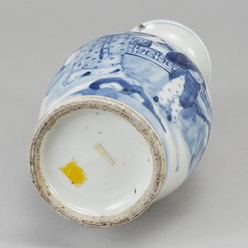 A blue and white vase, Qing dynasty, late 19th/early 20th century.