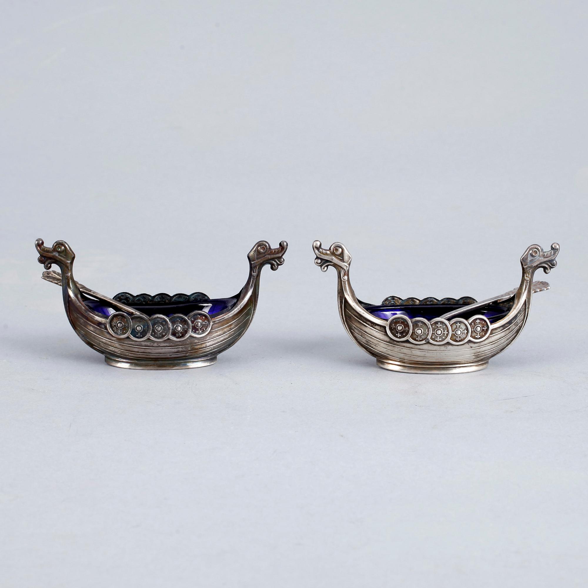SALTKAR MED SKEDAR, 4 delar, sterlingsilver, Norge. Vikt exkl glasinsatser ca 41 gram.