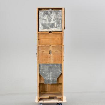 TOALETTSKÅP MED TANK, 1800-talets slut.