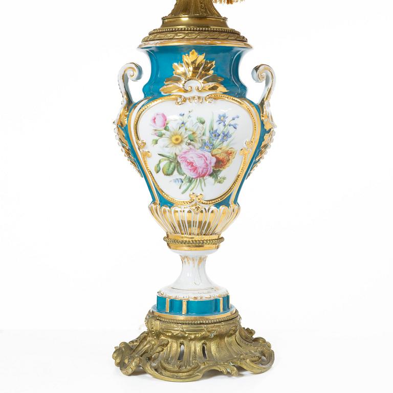 Bordslampa, Sèvres-stil, omkring år 1900.