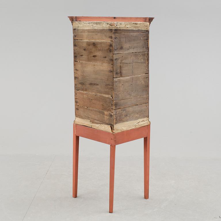 HÖRNSKÅP, troligen Danmark, 17/1800-tal.
