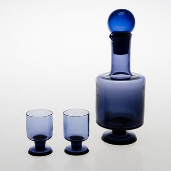 TAMARA ALADIN, A glass liqueur decanter with two liqueur glasses, Riihimäen Lasi, 1961-64. Design year 1961.