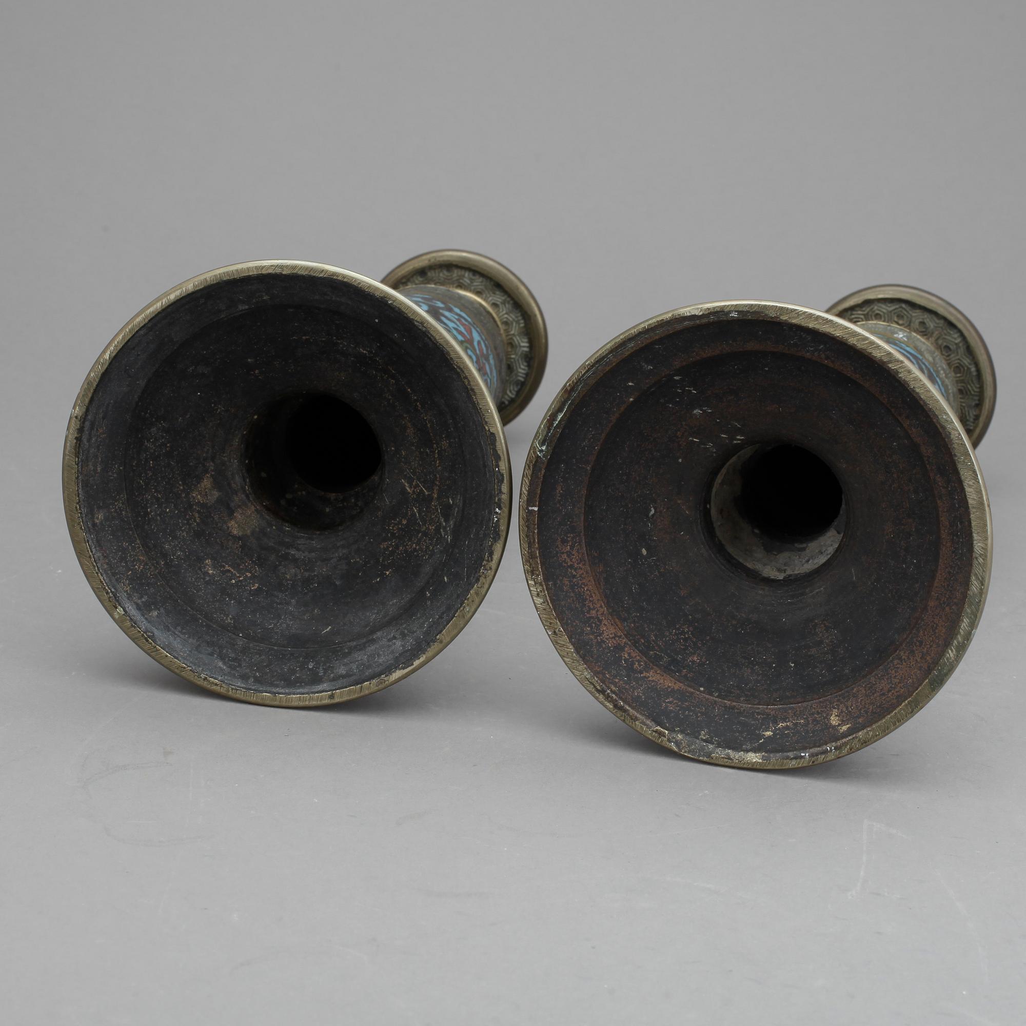 LJUSSTAKAR, ett par, cloisonne, Kina, 1900-tal.