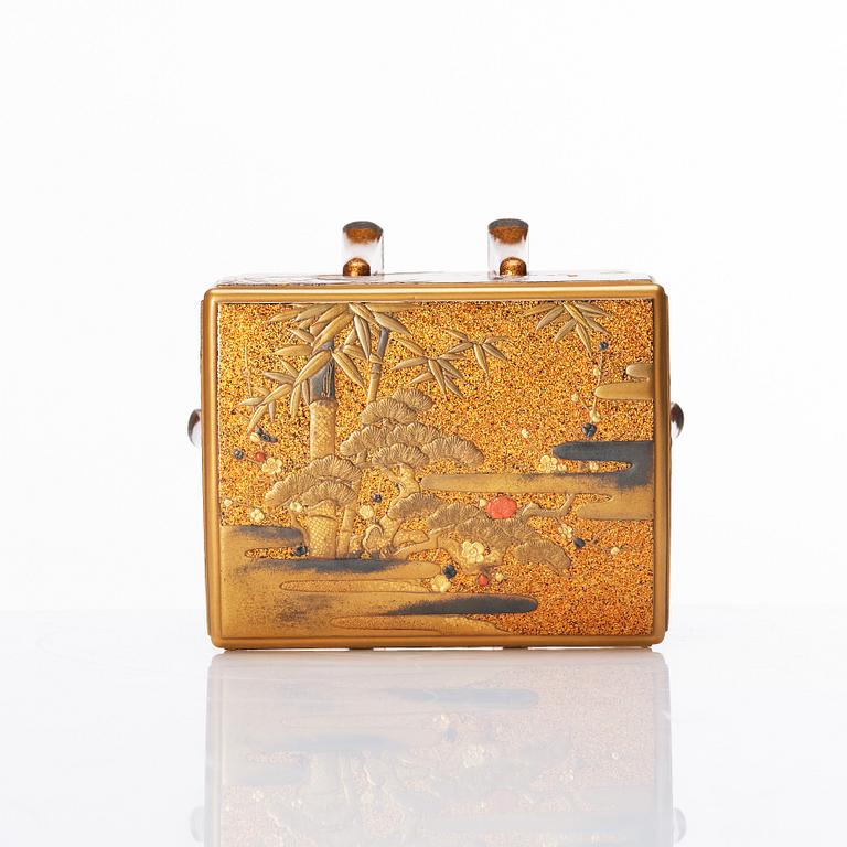 Miniatyrkista s.k. Karabitsu, lack. Japan, Meiji perioden, sent 1800-tal.