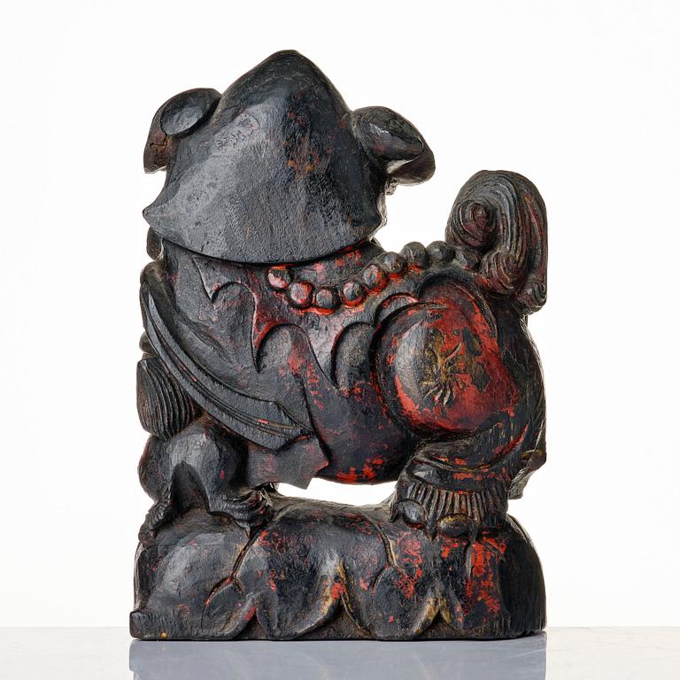 A wooden scultpure of a buddhist lion, Qing dynasty (1664-1912).