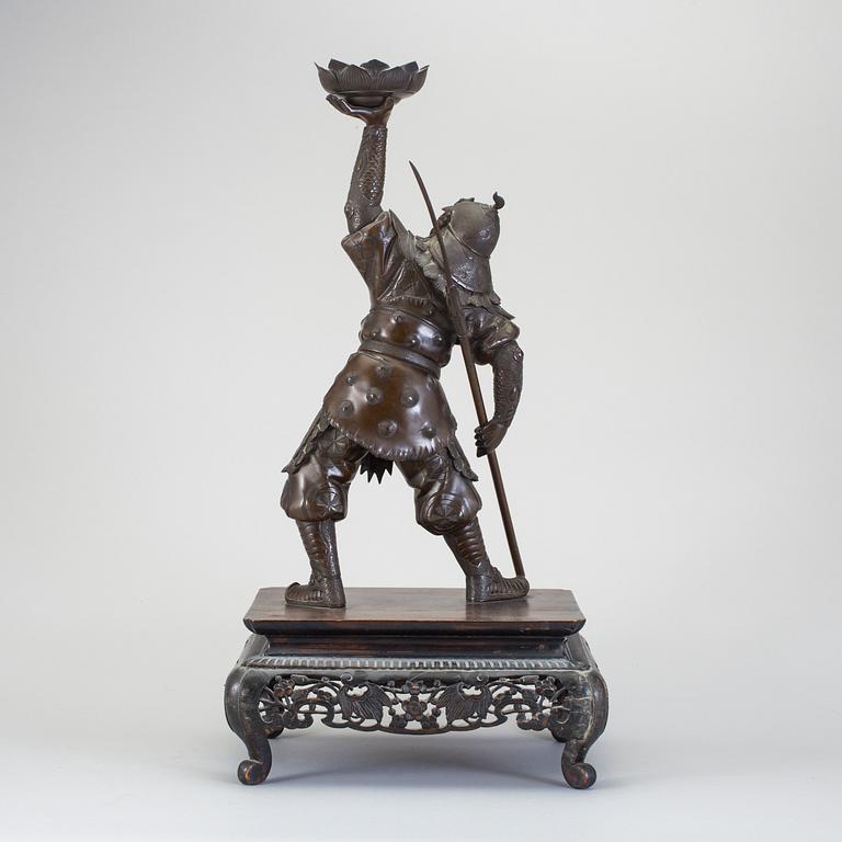 A japanese Meiji-era bronze sculpture depicting a samurai.