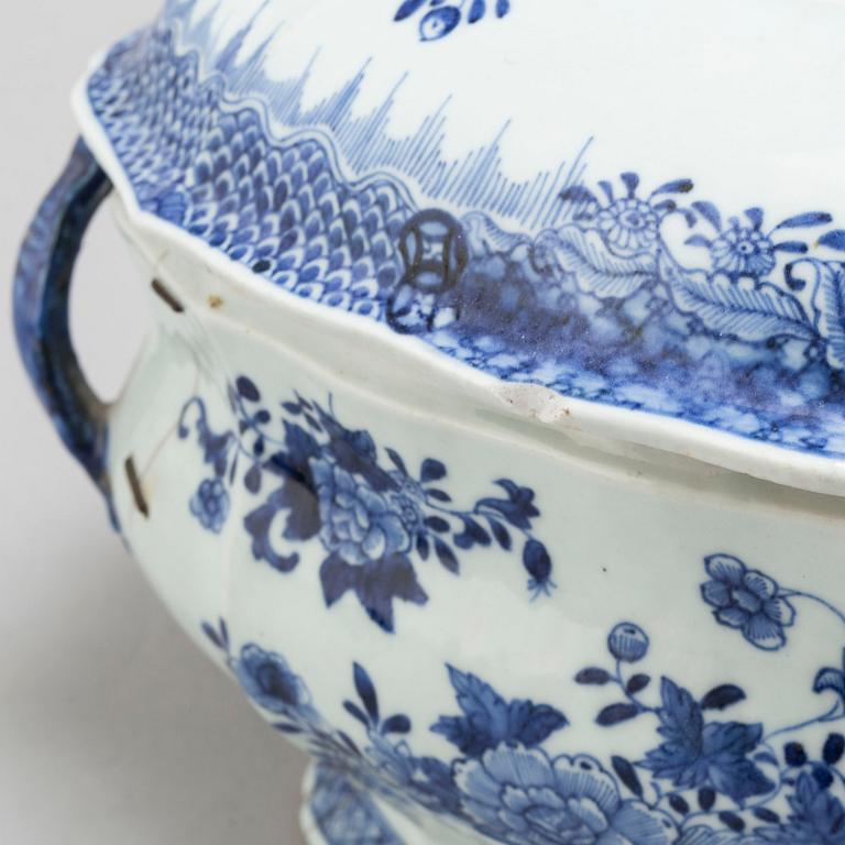 A large blue and white export porcelain tureen with cover, Qing dynasty, Qianlong (1736-95).