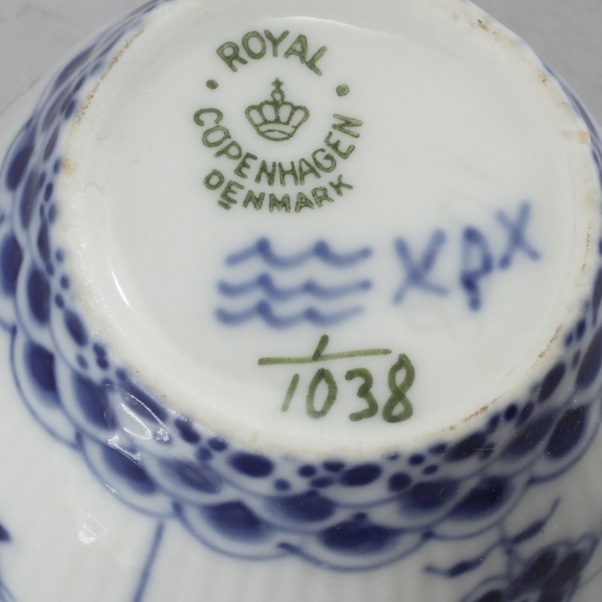 SERVISDELAR, 8 st, porslin, "Musselmalet", Royal Copenhagen, 1900-talets andra hälft.