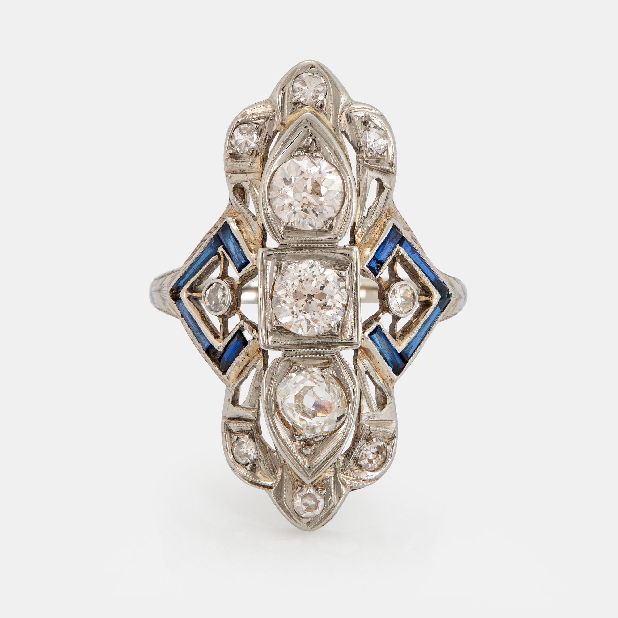 Ring 18K vitguld med gammalslipade diamanter total vikt ca 1.30 ct samt safirer, sannolikt syntetiska.