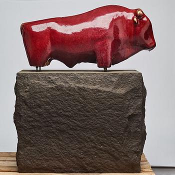 Ulla & Gustav Kraitz, a stoneware sculpture of a bull, Förslöv, Sweden, on a diabase pedestal.