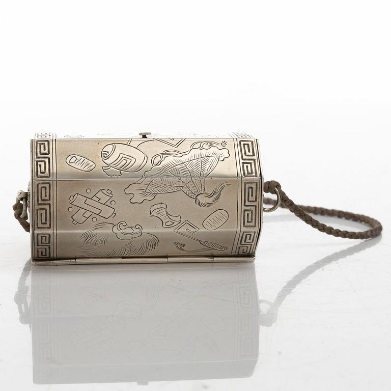 Dosor / miniatyrer, delvis silver, Japan, omkring 1900.