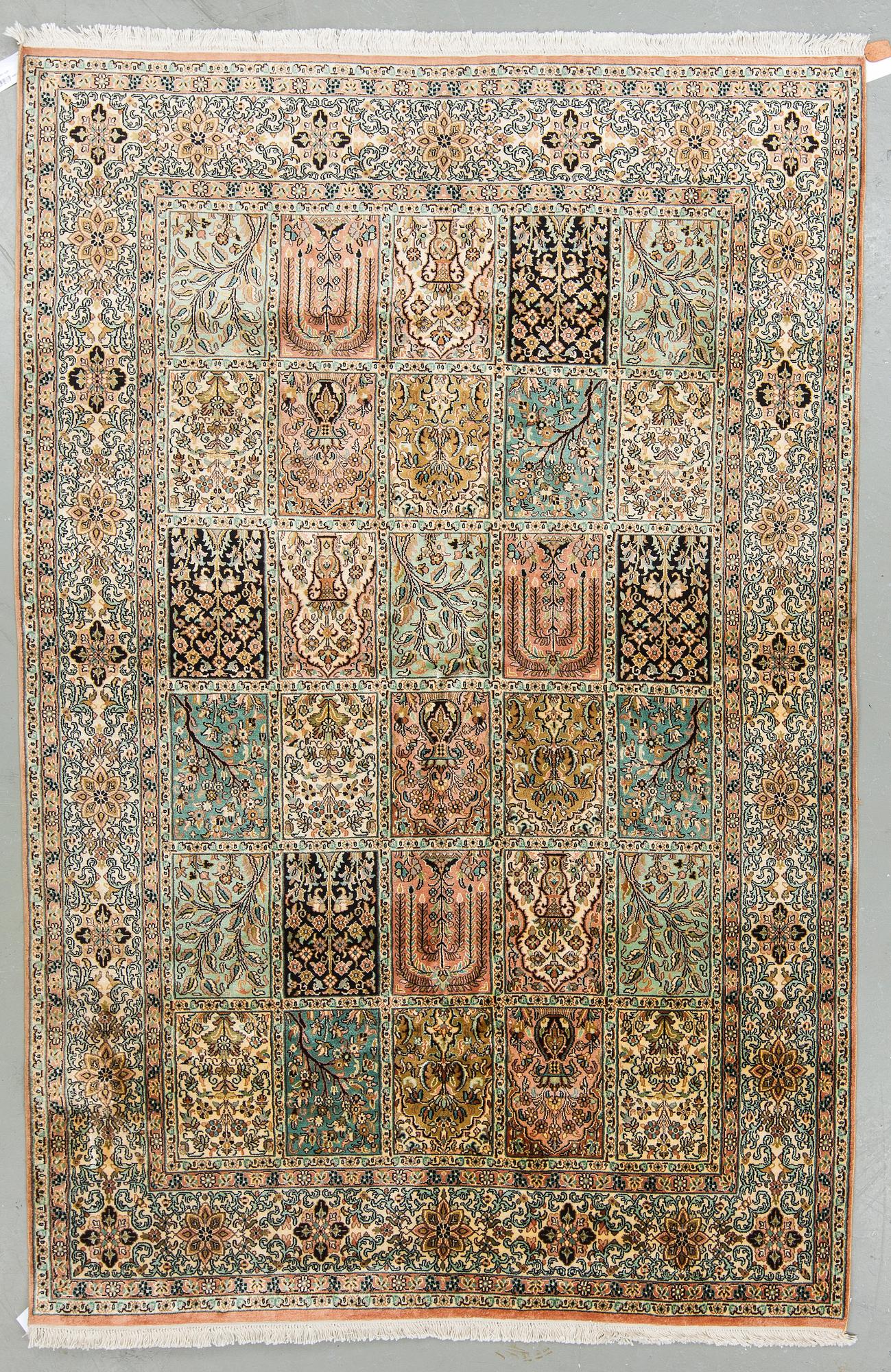 MATTA, Kashmir, silke. Ca 255x170 cm.