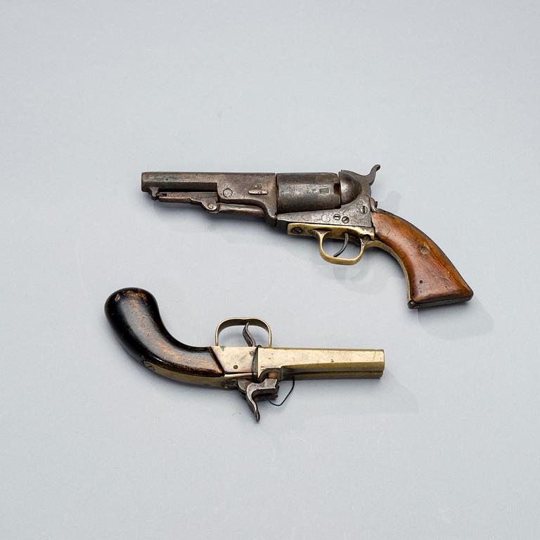 PISTOLER 2 ST, slaglåspistol 1800-tal och revolver 1800-talets slut.