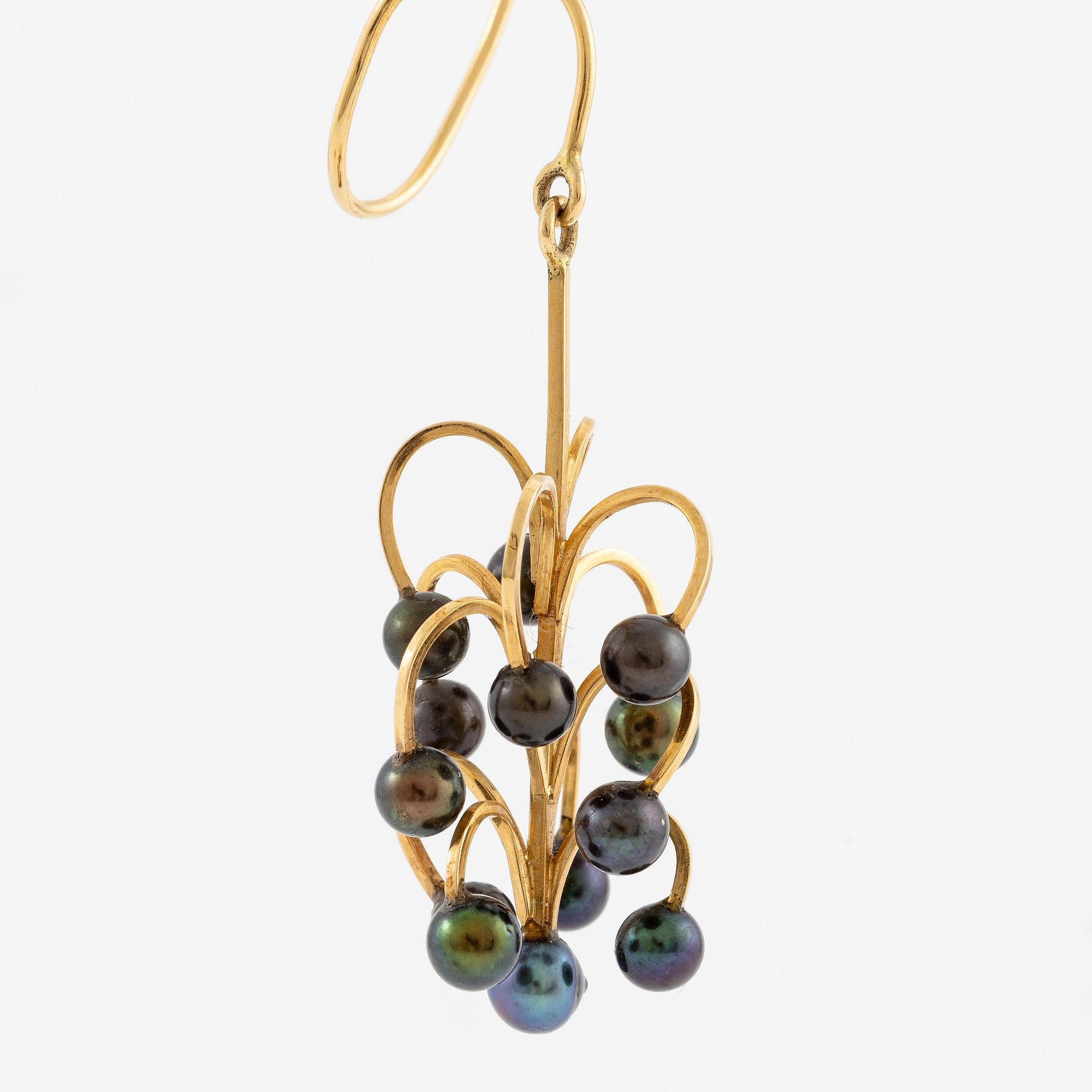 Sigurd Persson, a pair of earrings, 18K gold with cultured pearls, Stockholm 1965.