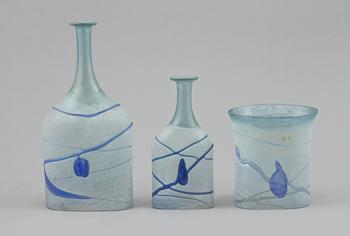 FLASKOR, 2 st, VAS samt SKÅL, glas, Bertil Vallien, Kosta Boda, två signerade delar.